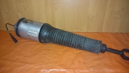 Пневматическая стойка Audi A8D3 оригинал (перед)