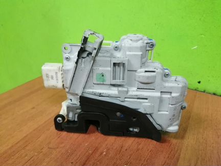 Замок двери задний правый Ауди Ку7 Audi Q7