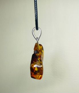 Кулончик янтарный
