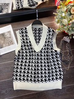 Жилет вязаный; жилет в рубчик; жилет с V-образный