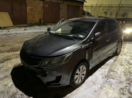 KIA Rio 1.6 МТ, 2014, битый, 200 000 км