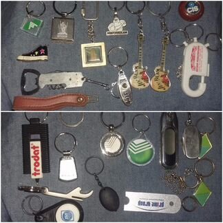 Брелоки, бирки на багаж много