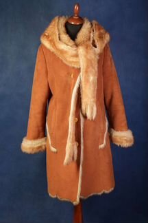 Дубленка женская 46-48 с капюшоном