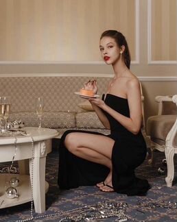 Платье с разрезом