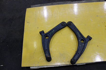 Рычаг подвески передний правый Mitsubishi Lancer